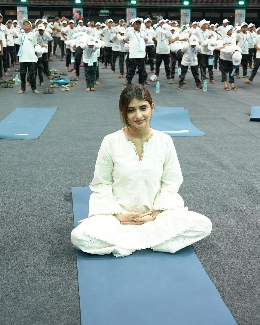 Yoga Day 2026 | ఇంటర్నేషనల్ యోగా డే – ఆసనాలతో అదరగొట్టిన టాలీవుడ్ హీరోయిన్లు - Image 6