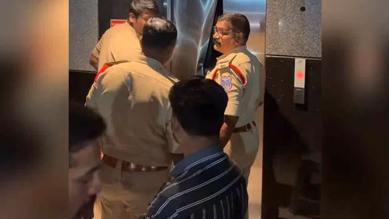 Uppal Sky Walk lift | ఉప్పల్ స్కైవాక్ లిఫ్ట్లో ఇరుక్కుపోయిన యువకుడు.. అర్ధరాత్రి 2 గంటల పాటు నరకయాతన