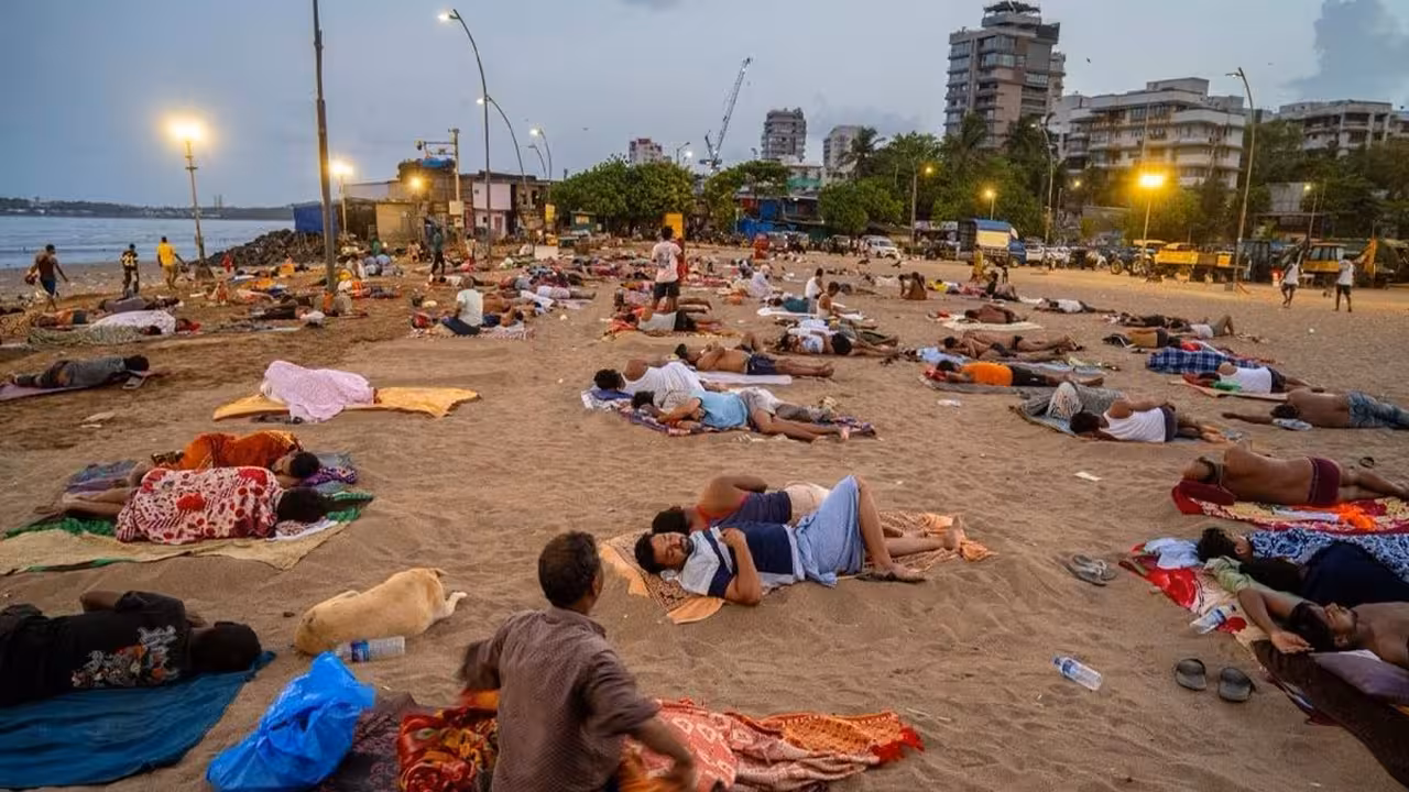 Mumbai Heatwave 2026 | ముంబై కష్టాలు: రాత్రంతా వెర్సోవా బీచ్లోనే నిద్రపోతున్న జనం.. అసలు కారణమిదే!
