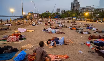 Mumbai Heatwave 2026 | ముంబై కష్టాలు: రాత్రంతా వెర్సోవా బీచ్లోనే నిద్రపోతున్న జనం.. అసలు కారణమిదే!