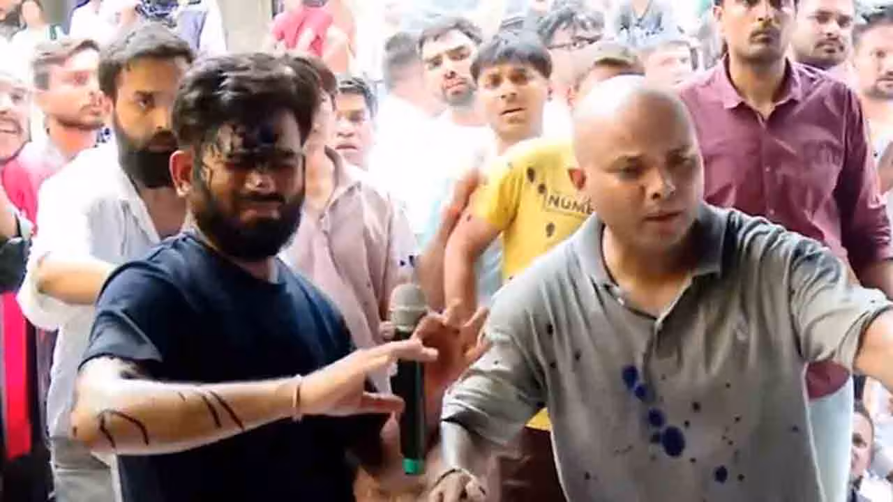 Abhijeet Dipke | అభిజీత్ దిప్కేపైకి ఇంకు చల్లిన మహిళ.. జంతర్ మంతర్ వద్ద గందరగోళం