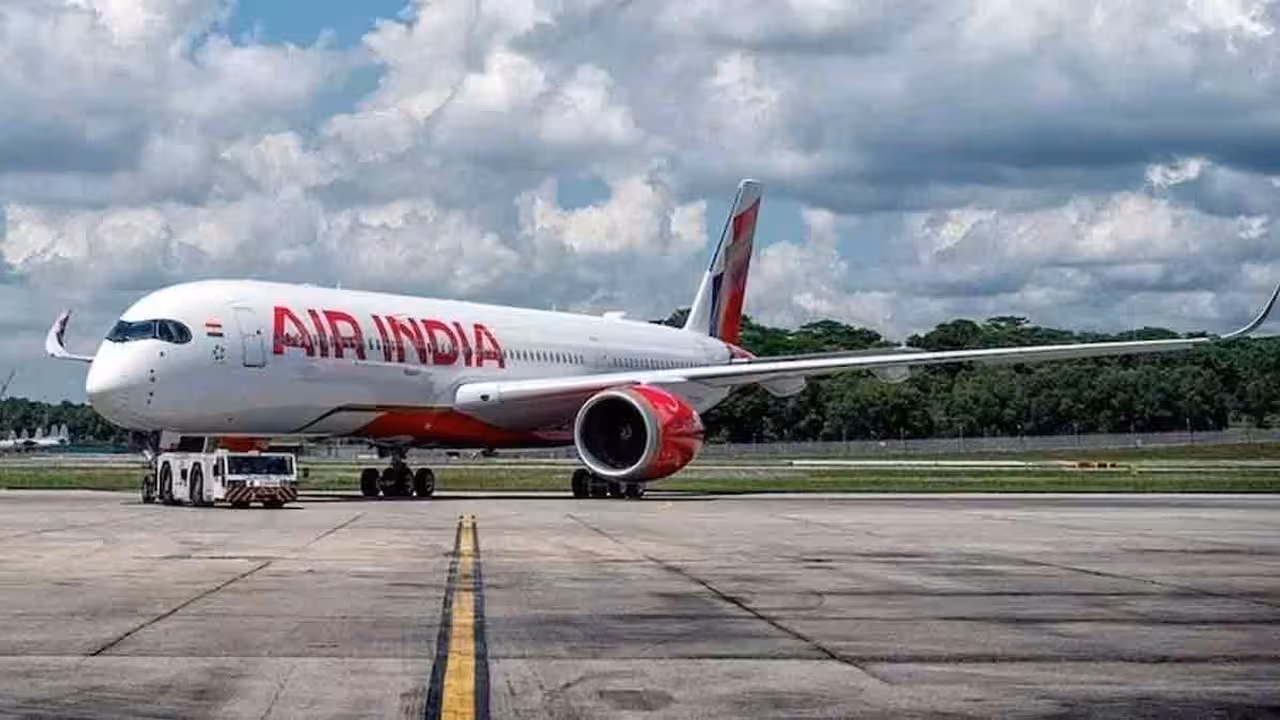 Mumbai airport | రన్వేపైకి ఎదురెదురుగా వచ్చిన విమానాలు.. ముంబైలో షాకింగ్ ఘటన