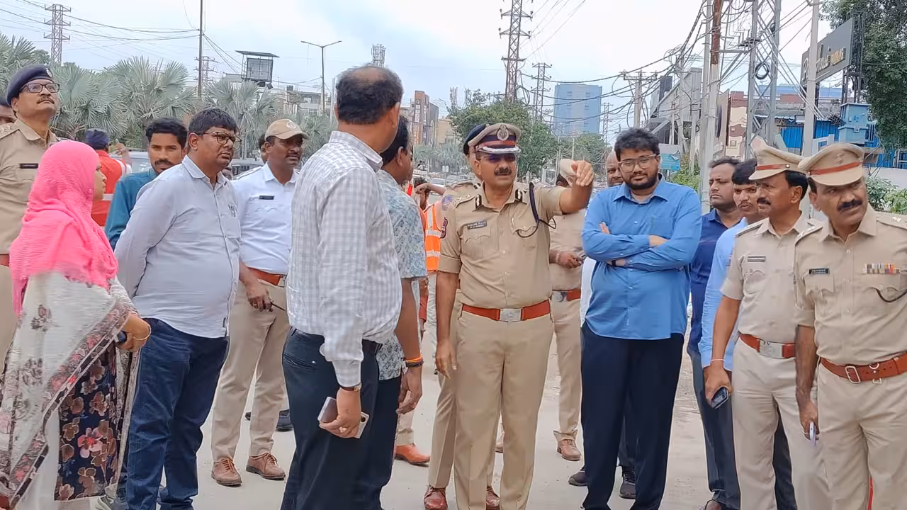 CP Ramesh | వర్షాకాల సమస్యలపై సీపీ రమేశ్ క్షేత్రస్థాయి పరిశీలన.. నీటి నిల్వ ప్రాంతాలపై ప్రత్యేక దృష్టి
