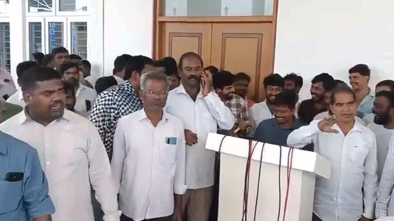 Hyderabad | రూ.170 కోట్ల పెండింగ్ బిల్లులు చెల్లించాలంటూ.. సెక్రటేరియట్ వద్ద అద్దె వాహనదారుల సమ్మె