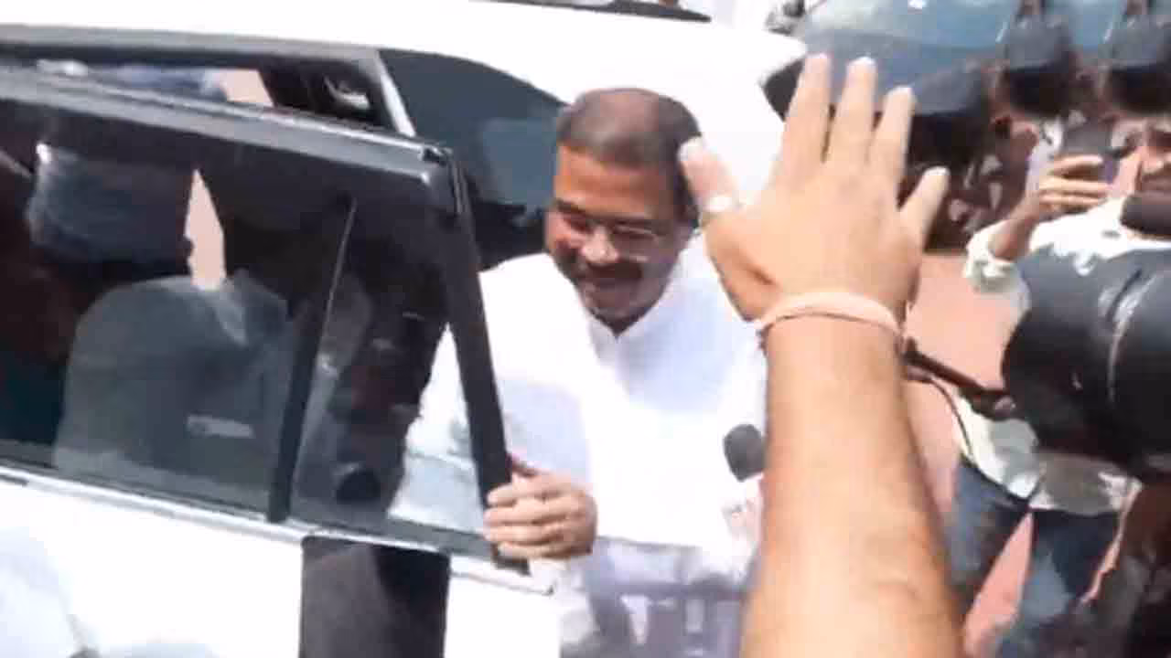 Dharmendra Pradhan | రాజీనామా తర్వాత తొలిసారి పార్లమెంట్కు వెళ్లిన ధర్మేంద్ర ప్రధాన్.. ఎంపీలు ఏం చేశారంటే..?