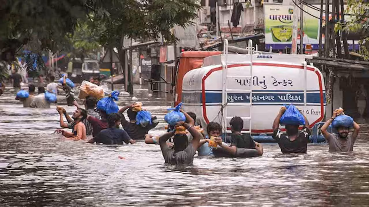Heavy Rain | దేశవ్యాప్తంగా ముంచెత్తిన భారీ వర్షాలు.. నీట మునిగిన ఢిల్లీ.. కశ్మీర్, కేరళ అతలాకుతలం