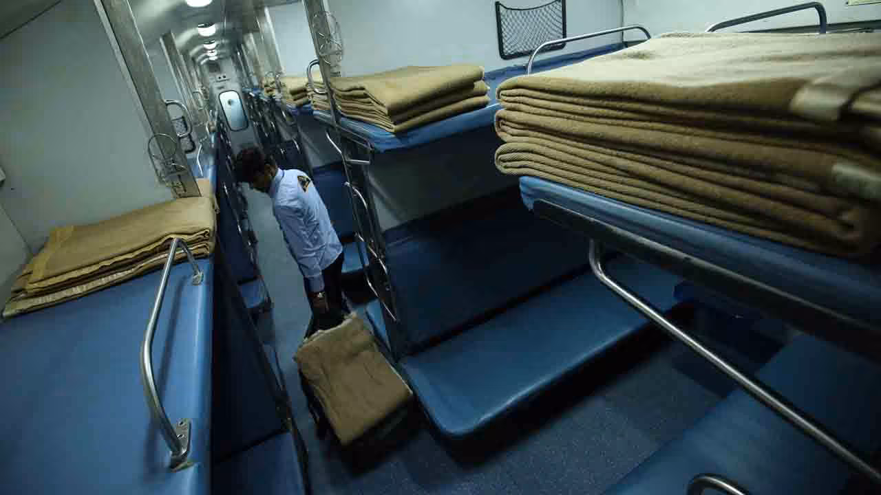 Indian Railways | వీటిని కూడా వదలట్లేదు.. రైల్వేల్లో 1.27 కోట్ల టవళ్లు, దుప్పట్లు చోరీ.. వాటి విలువ తెలుస్తే షాకే..