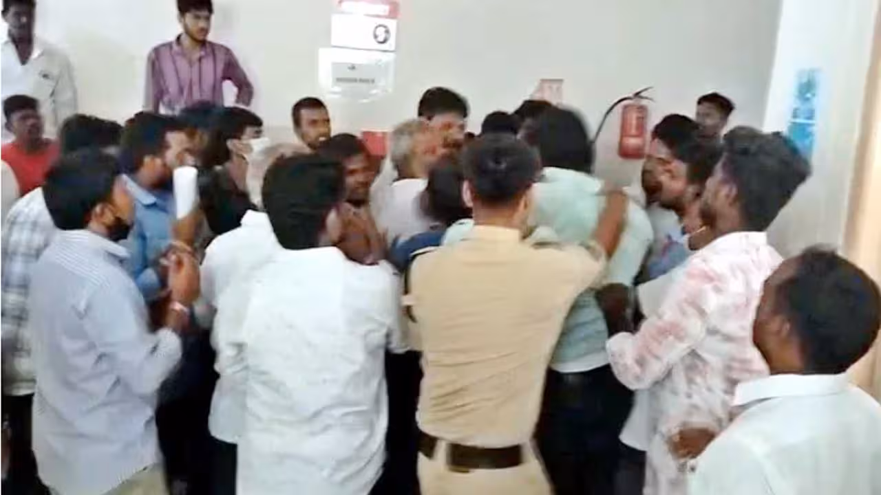 Clash between beef vendors | జోగిపేటలో బీఫ్ దుకాణాదారుల లొల్లి.. కత్తులతో పరస్పర దాడులు