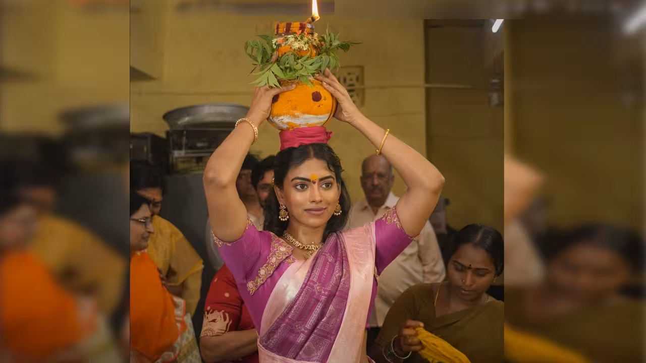 Agadha Movie | బోనమెత్తిన హీరోయిన్.. బల్కంపేట ఎల్లమ్మకు బోనం సమర్పించిన కామాక్షి భాస్కర్ల