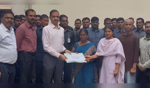 Police Staff Support | కన్నీటి ఇంటికి ఖాకీ అండ.. జవాన్ కుటుంబానికి రూ.5.20 లక్షల చేయూత