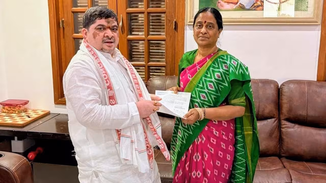 Minister Ponnam | సమస్యల పరిష్కారం కోసం కొండా సురేఖను కలిసిన మంత్రి పొన్నం..