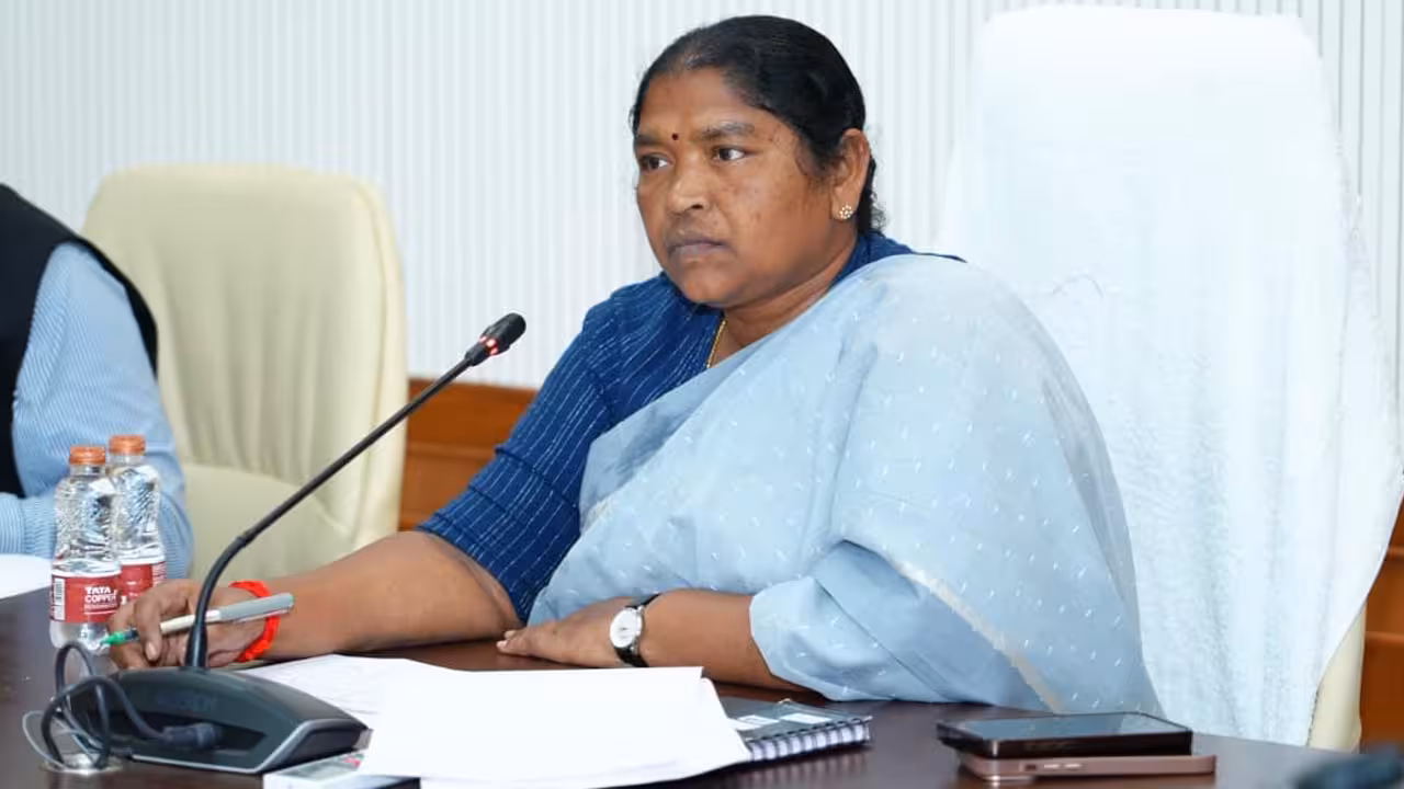 Minister Seethakka | పట్నం రోడ్లకు తీసిపోకుండా పల్లె రోడ్లు : మంత్రి సీతక్క