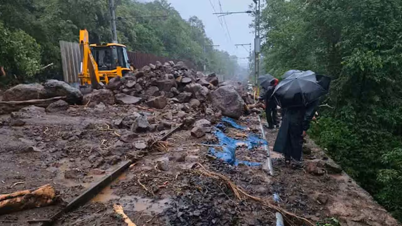 Heavy rain | ముంబైలో వర్ష బీభత్సం.. విరిగిపడ్డ కొండచరియలు… ముంబై-పూణె ఎక్స్ప్రెస్వే మూసివేత.. రైలు సర్వీసులు రద్దు