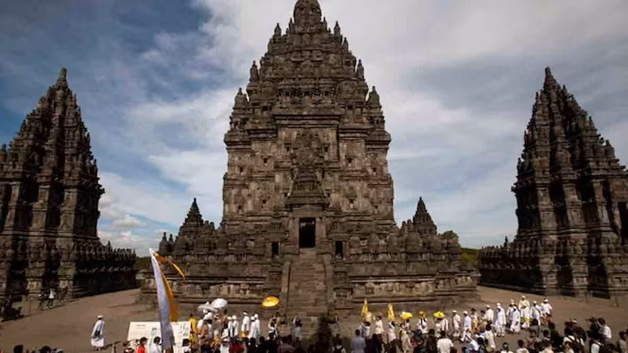 Prambanan Temple | ఇండోనేషియాలో 1000 ఏళ్ల క్రితం నాటి ఆలయాన్ని సందర్శించిన ప్రధాని మోదీ.. విశేషాలు తెలుసా..?