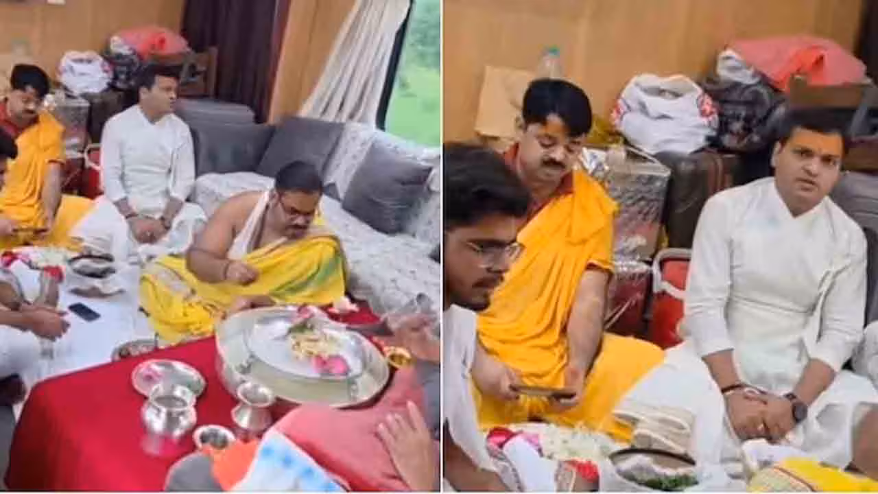 Puja held inside moving train | కదులుతున్న రైల్లో పూజలు.. వైరల్ వీడియోపై నెట్టింట చర్చ