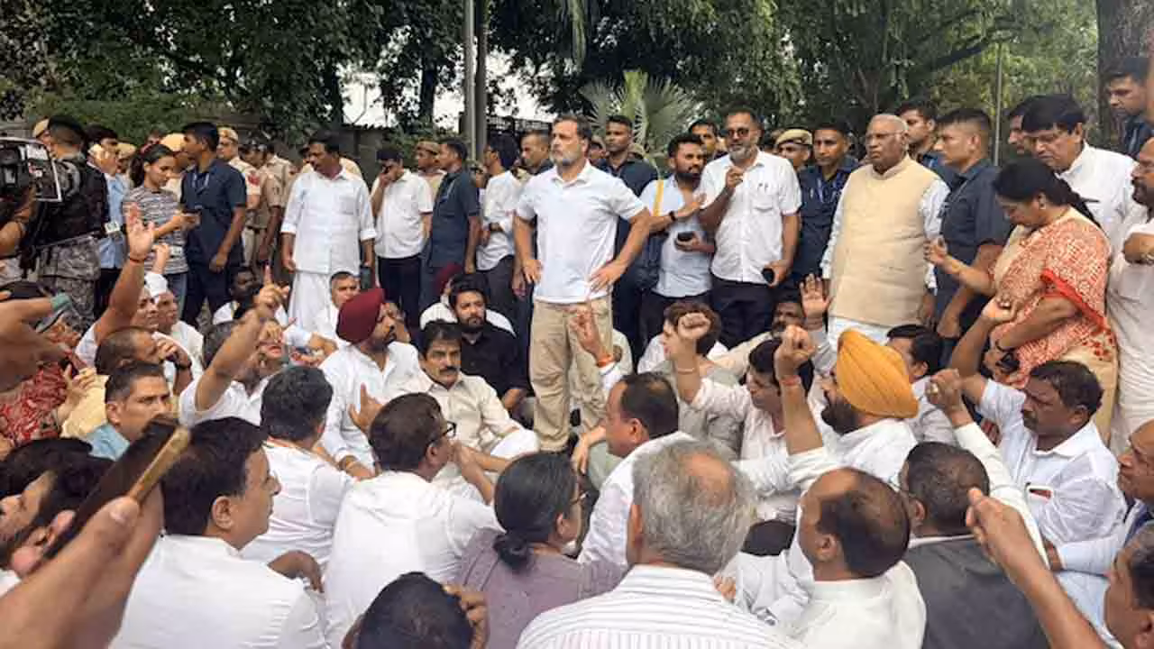 Congress protest outside PMs residence | మోదీ రాజీనామా చేయాలి.. ప్రధాని ఇంటి ముందు కాంగ్రెస్ ధర్నా