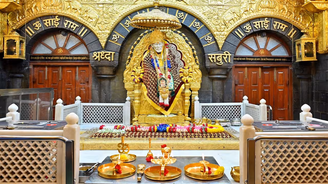 Guru Purnima | షిర్డీలో ఘనంగా గురుపౌర్ణమి వేడుకలు.. రూ.1.03కోట్ల బంగారు కిరీటాన్ని బహూకరించిన ఏపీ భక్తుడు