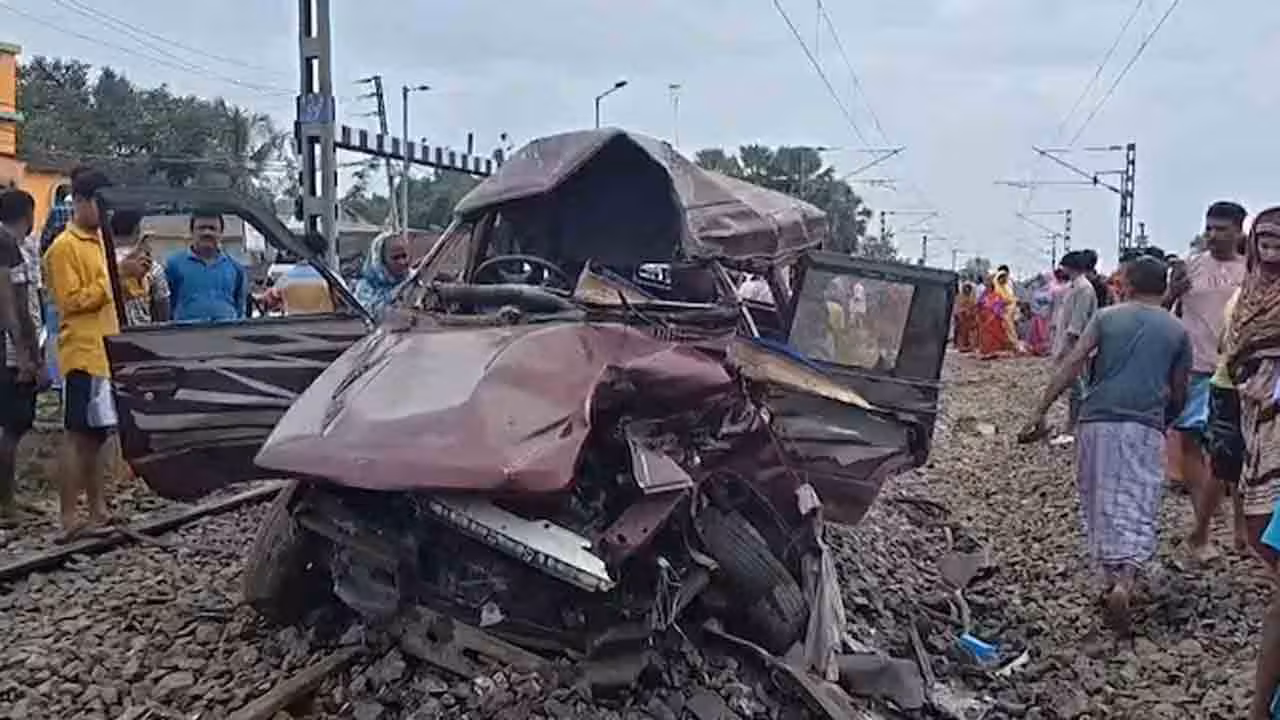 Train Hits School Van | ఘోర ప్రమాదం.. స్కూల్ వ్యాన్ను ఢీ కొట్టిన రైలు.. పలువురు మృతి