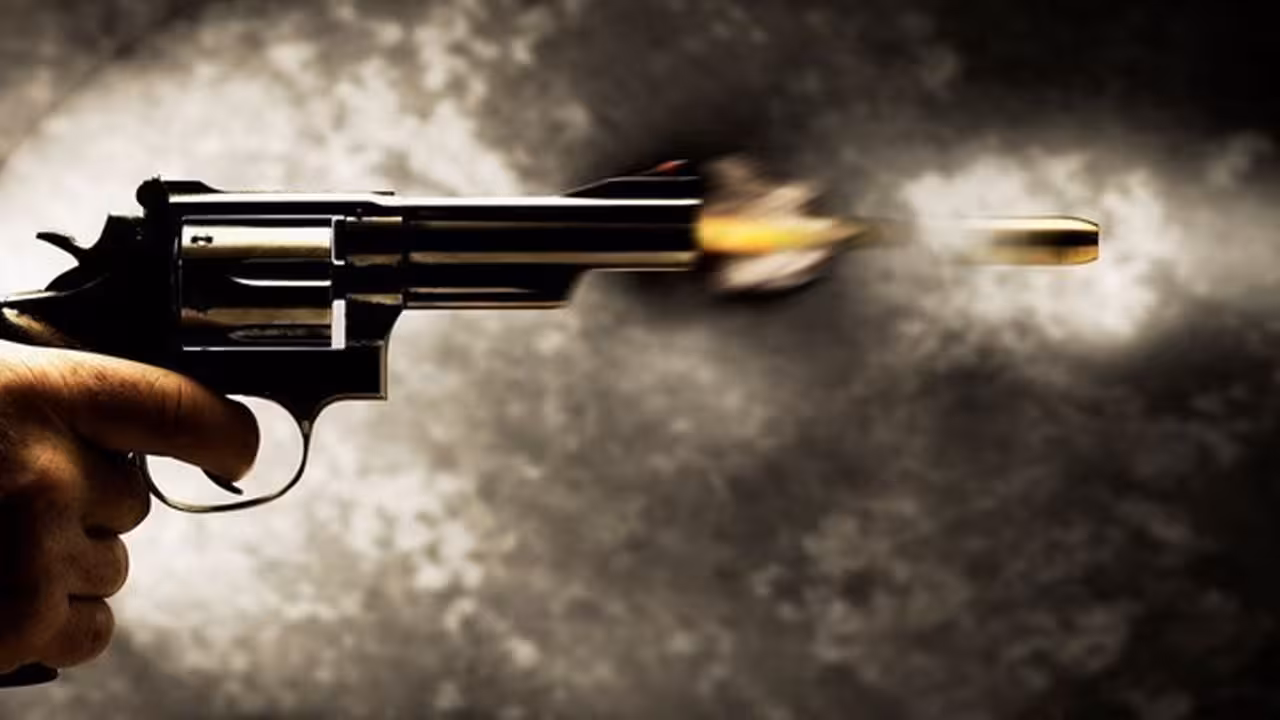 Shoot Out | ఓఆర్ఆర్పై కాల్పుల కలకలం.. దొంగను పట్టుకునేందుకు పోలీసుల ఫైరింగ్