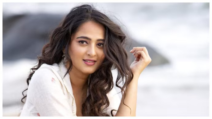 మహానటి రికార్డు బ్రేక్ కావడానికి ఏడేళ్లు పట్టింది. మా ఇంటి బంగారం మూవీ వంద కోట్ల క్లబ్లో అడుగుపెట్టడం ఖాయమని అంటున్నారు.