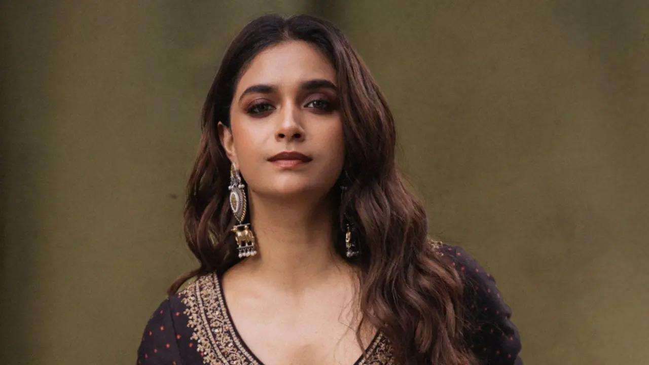 సావిత్రి బయోపిక్గా వచ్చిన మహానటి 85 కోట్ల వసూళ్లను దక్కించుకోగా...అనుష్క రుద్రమదేవి 81 కోట్ల కలెక్షన్స్తో అదరగొట్టింది.