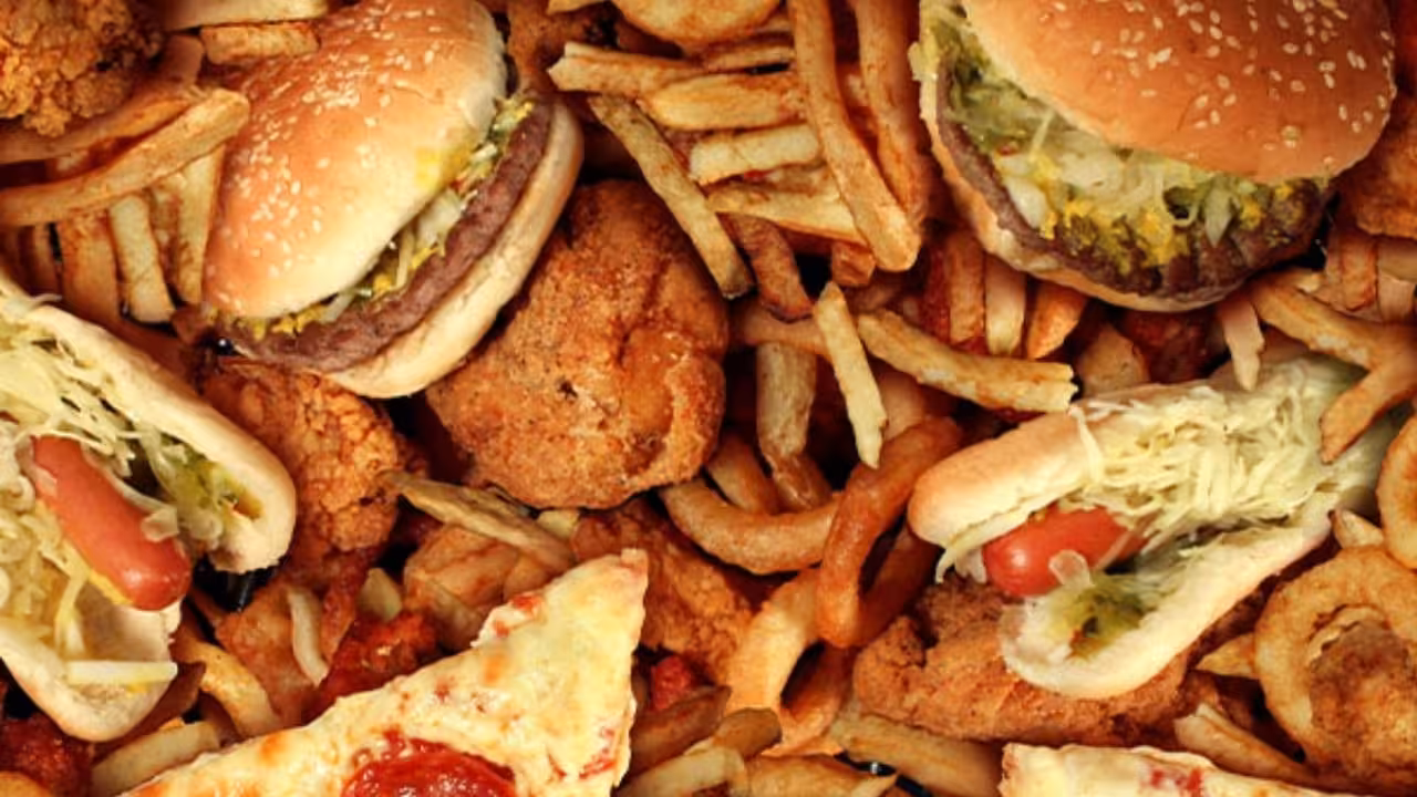 Junk Food Ban in Karnataka | కర్ణాటకలో పాఠశాలలు, ఆస్పత్రుల్లో జంక్ ఫుడ్పై నిషేధం