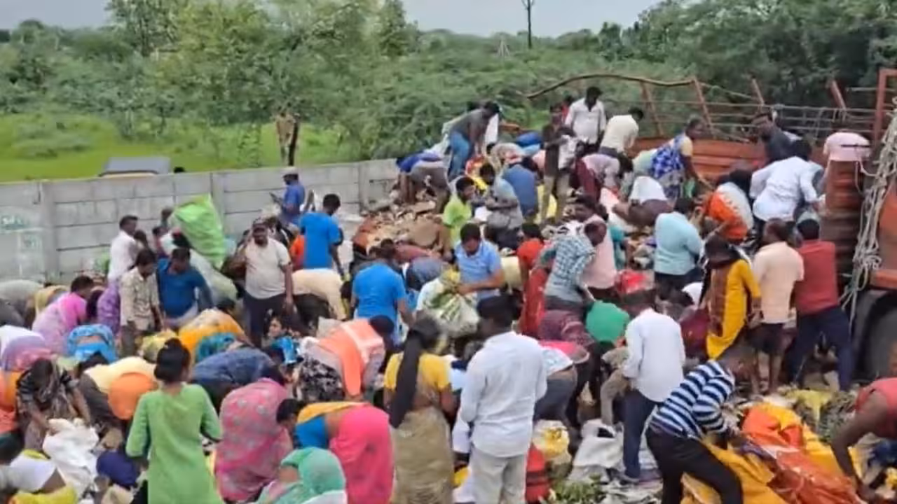 Apples DCM truck overturns | ఆపిల్ పండ్ల డీసీఎం బోల్తా.. నిమిషాల్లోనే లోడు పండ్లు లూటీ.. సోషల్ మీడియాలో వైరల్