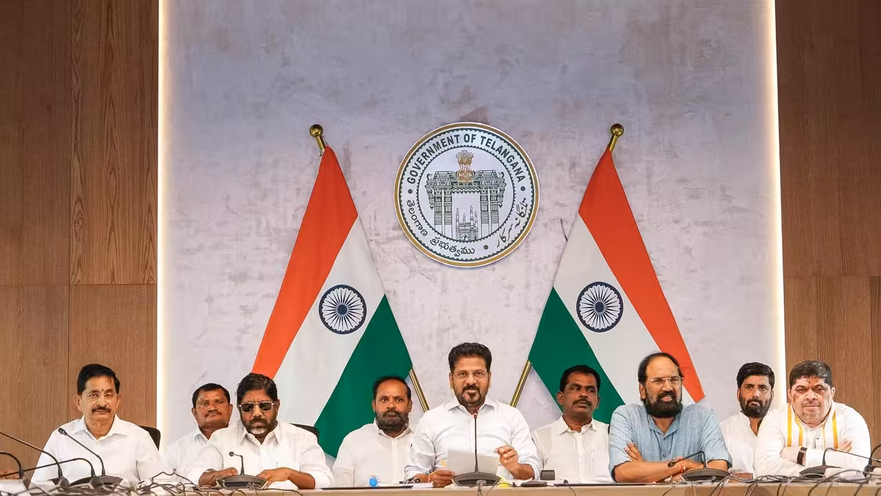 CM Revanth| రిటైర్డ్ ఇంజనీర్లను బొక్కల ఎయ్యకుండ తప్పు జేసినం ..సీఎం రేవంత్ రెడ్డి