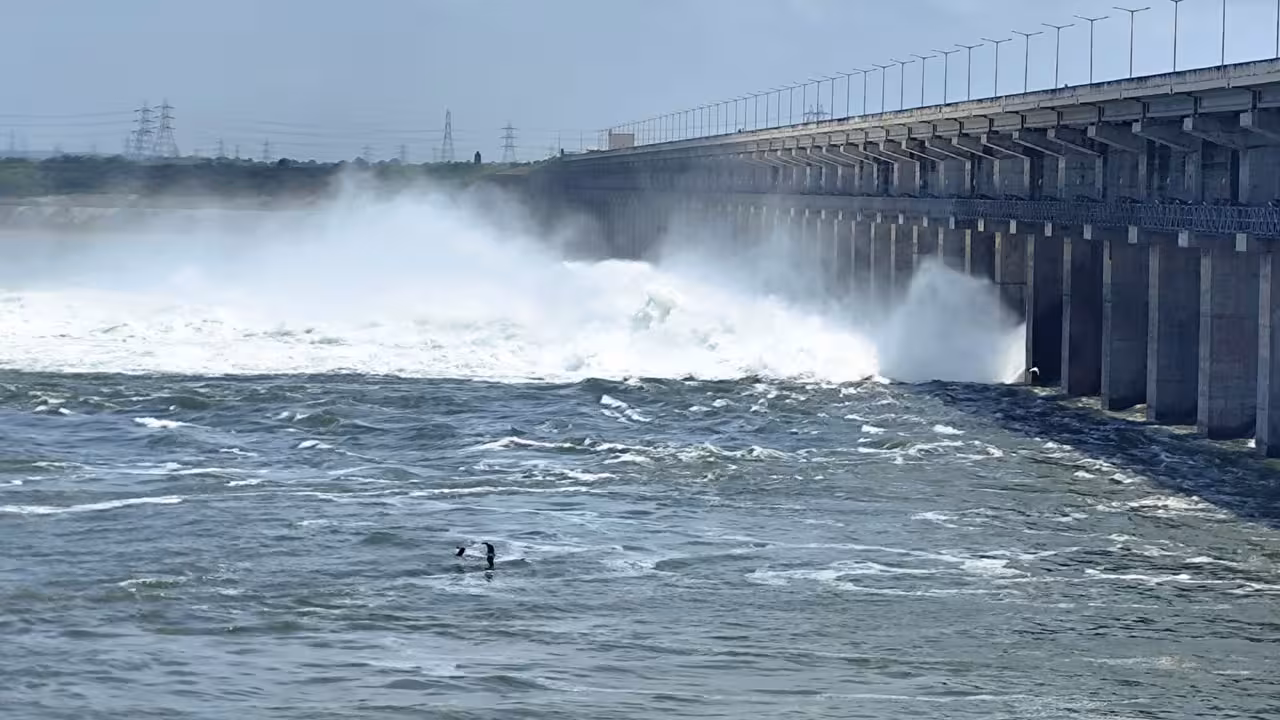Yellampalli Project | ఎల్లంపల్లికి పోటెత్తిన వరద.. 15 గేట్లు ఎత్తి నీటి విడుదల