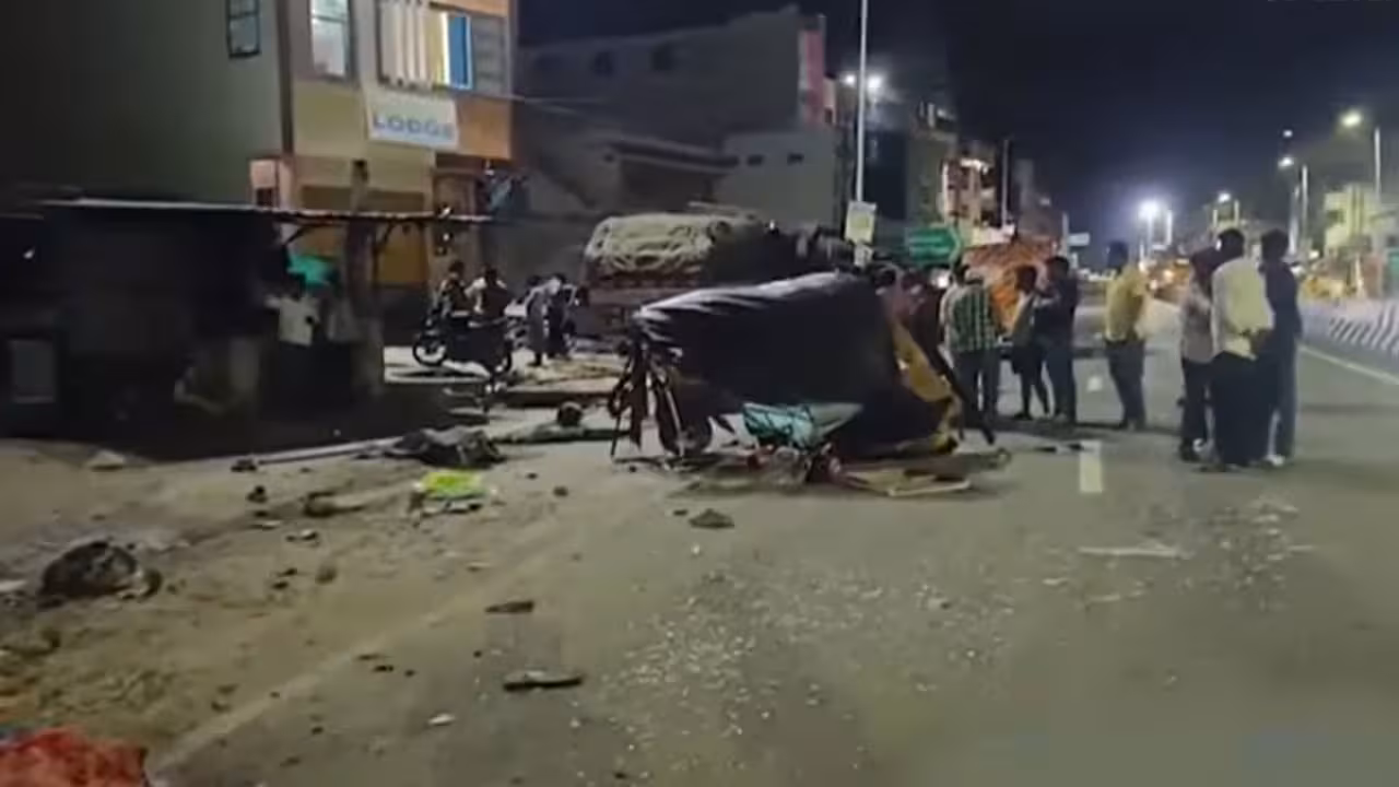 Accident | 9 గంటలకు పెండ్లి.. కొబ్బరి పొట్టు లారీ రూపంలో మృత్యువు..
