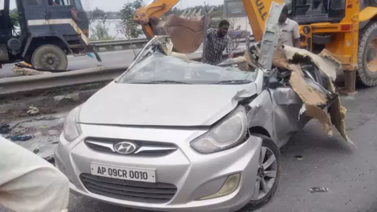 Road Accident | చిట్యాల సమీపంలో కారును ఢీకొట్టిన ప్రైవేటు బస్సు.. బాలుడు సహా నలుగురు దుర్మరణం