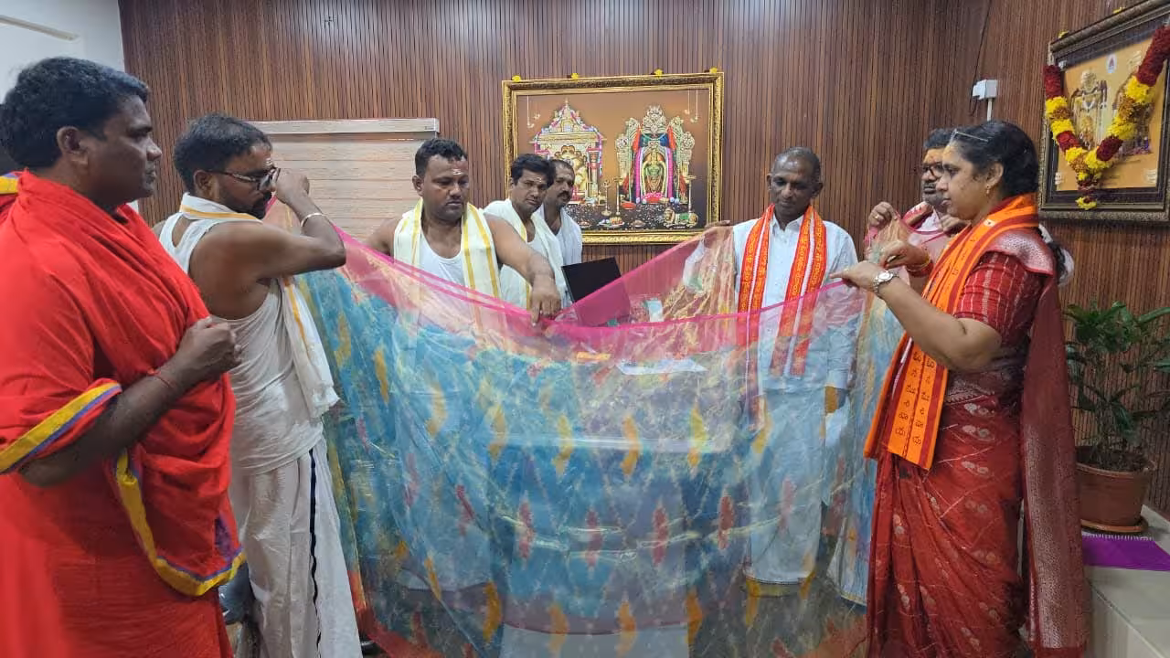 Srisailam Temple Matchbox Saree | శ్రీశైలం అమ్మవారికి సిరిసిల్ల నేతన్న అరుదైన కానుక