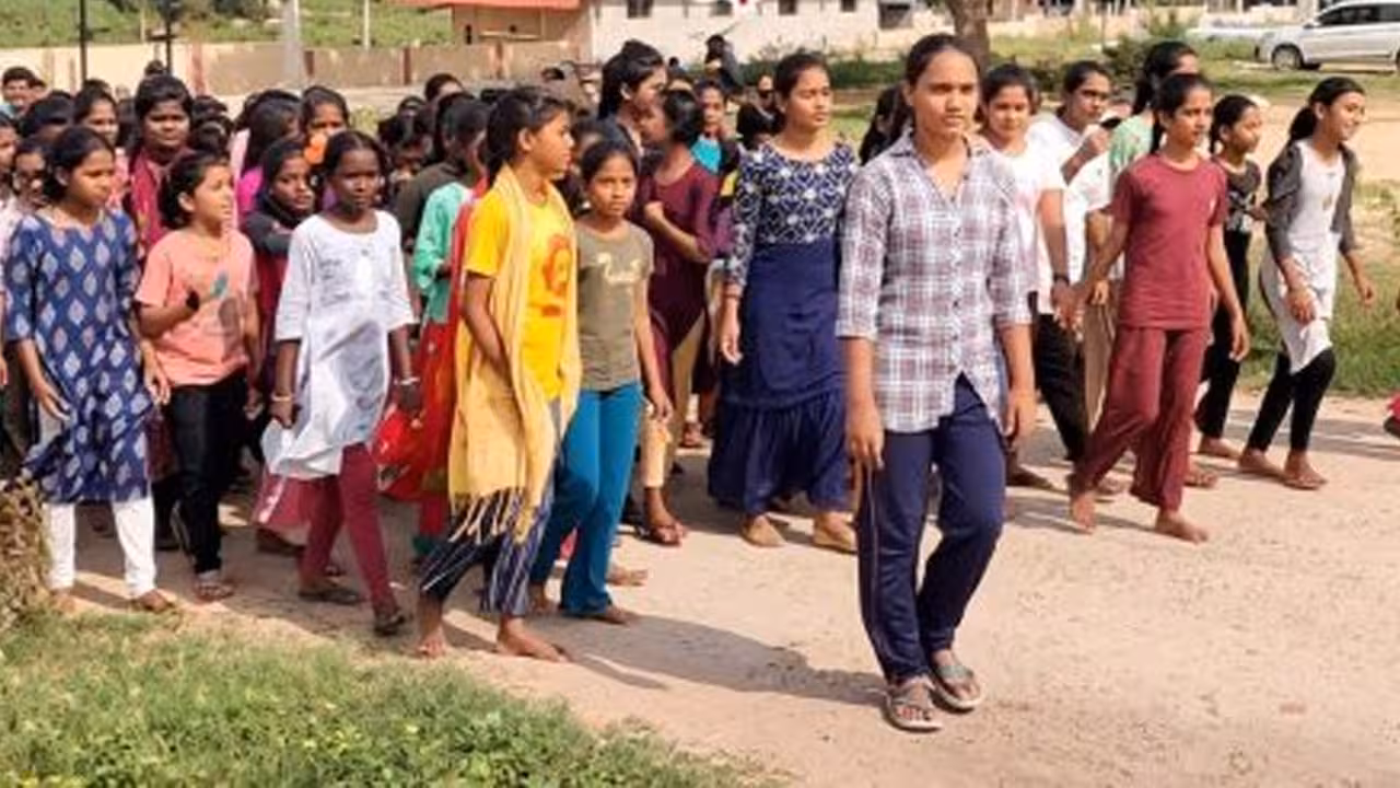 KGBV Sangareddy Protest | ప్రిన్సిపాల్స్ ‘ఈగో’ వార్.. నడిరోడ్డుపై 200 మంది విద్యార్థినుల కన్నీటి ధర్నా!