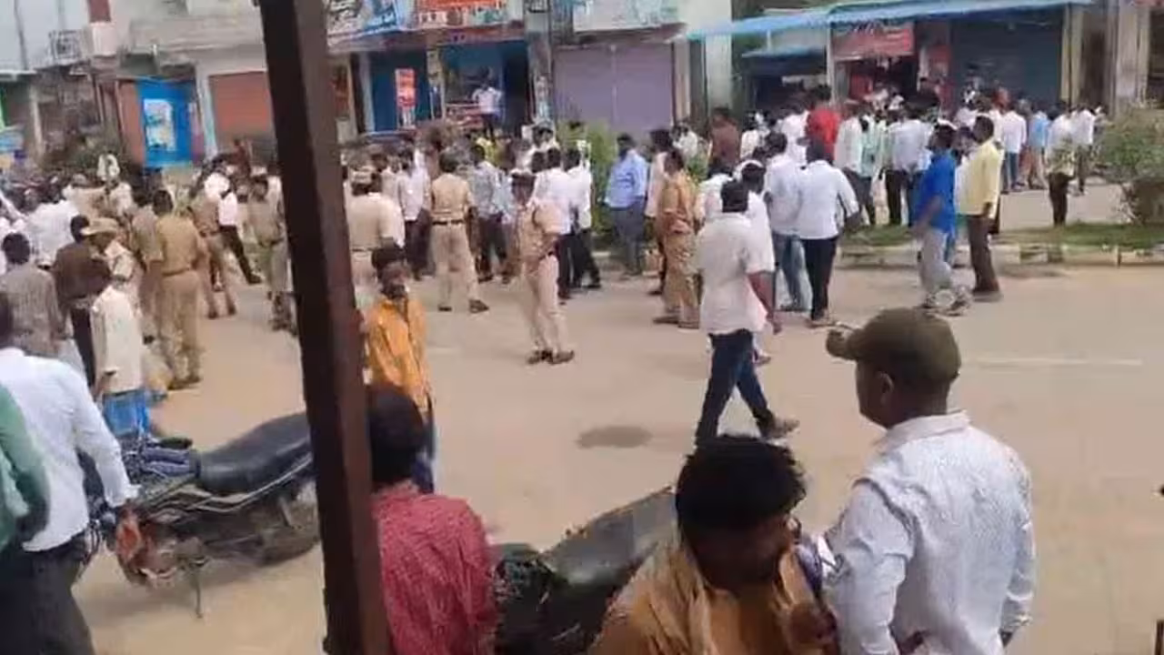 Congress | అర్వపల్లిలో ఉద్రిక్తత.. రాళ్లు, కర్రలతో దాడులు చేసుకున్న ఎంపీ చామల, ఎమ్మెల్యే సామేలు వర్గీయులు..