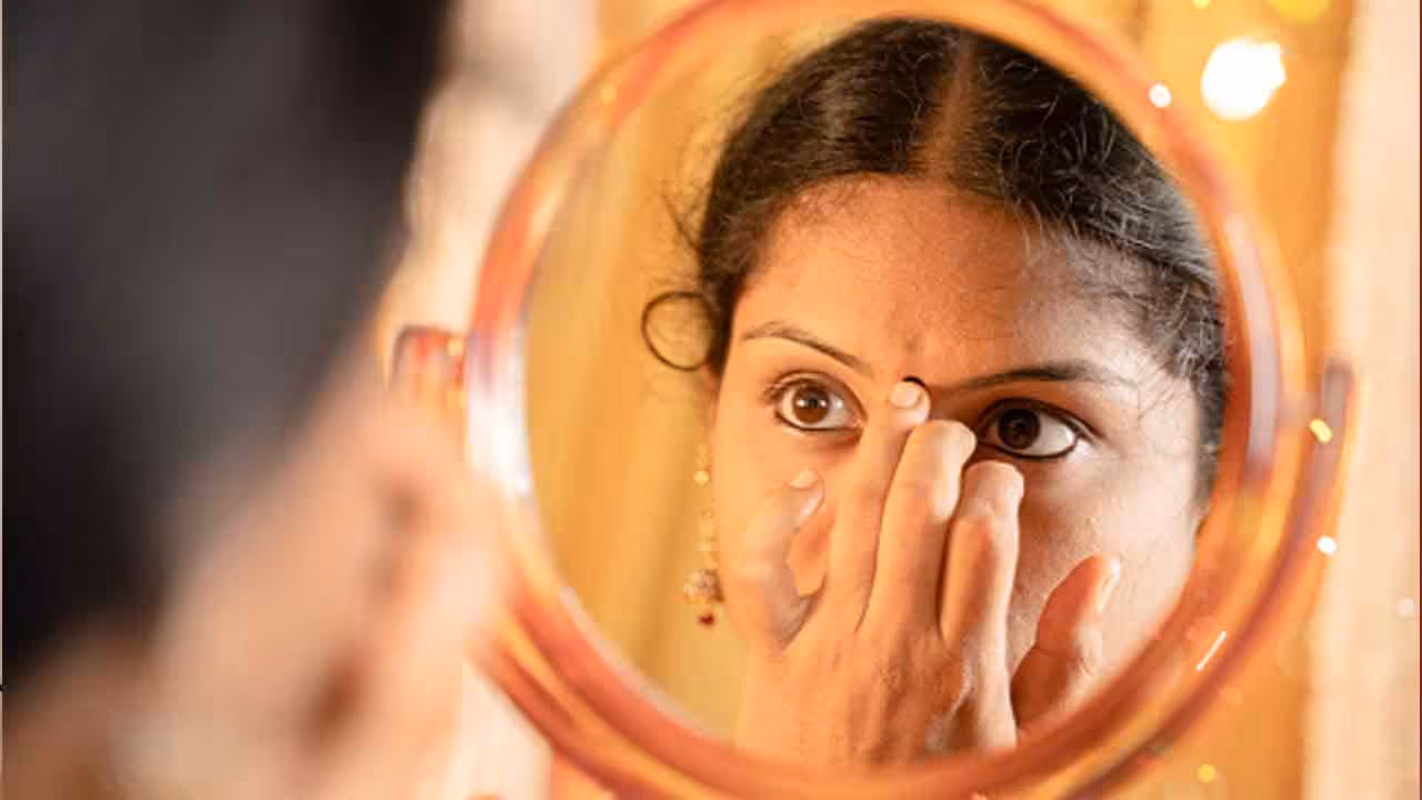Bindi | బొట్టు బిళ్లను అద్దానికి అతికిస్తున్నారా..? అయితే దంపతుల మధ్య వివాదాలే..!