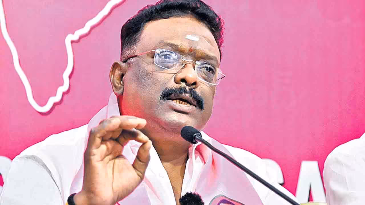 BRS Sravan Dasoju | అన్నలు రికార్డ్ స్పీడ్తో డ్యామ్లు కడుతుంటే.. మీరు రెండు పిల్లర్ల దగ్గర పాలిటిక్స్ చేస్తున్నారు