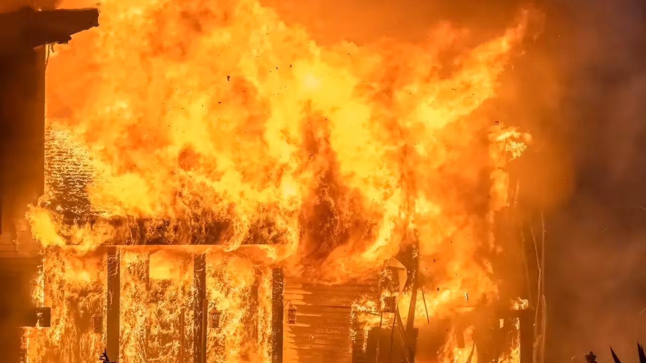 Fire Accident | ప్లాస్టిక్ గోదాంలో భారీ అగ్నిప్రమాదం.. సమీపంలోని బిల్డింగ్లకు అంటుకున్న మంటలు