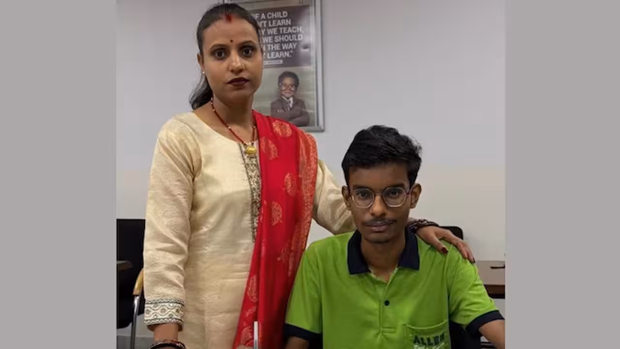 Mother Helps Son Crack JEE | బెడ్పై కొడుకు.. క్లాస్లో తల్లి: జేఈఈ అడ్వాన్స్డ్ క్రాక్ చేసి ఐఐటీ ఢిల్లీకి ఎంపికైన గుంజన్