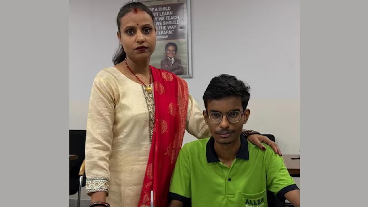 Mother Helps Son Crack JEE | బెడ్పై కొడుకు.. క్లాస్లో తల్లి: జేఈఈ అడ్వాన్స్డ్ క్రాక్ చేసి ఐఐటీ ఢిల్లీకి ఎంపికైన గుంజన్