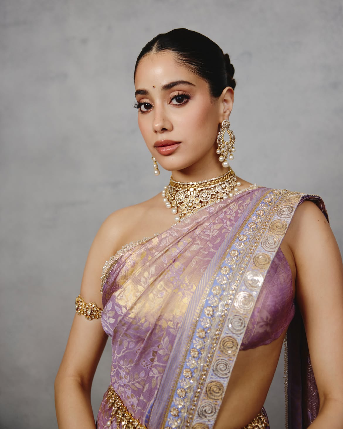 వెడ్డింగ్ సెలబ్రేషన్స్లో చేతికి మెహందీ డిజైన్తో జాన్వీ కనిపించింది. శిఖు అంటూ మెహందీతో జాన్వీ చేతిపై పేరు రాసి ఉండటం నెటిజన్ల దృష్టిని ఆకర్షించింది.