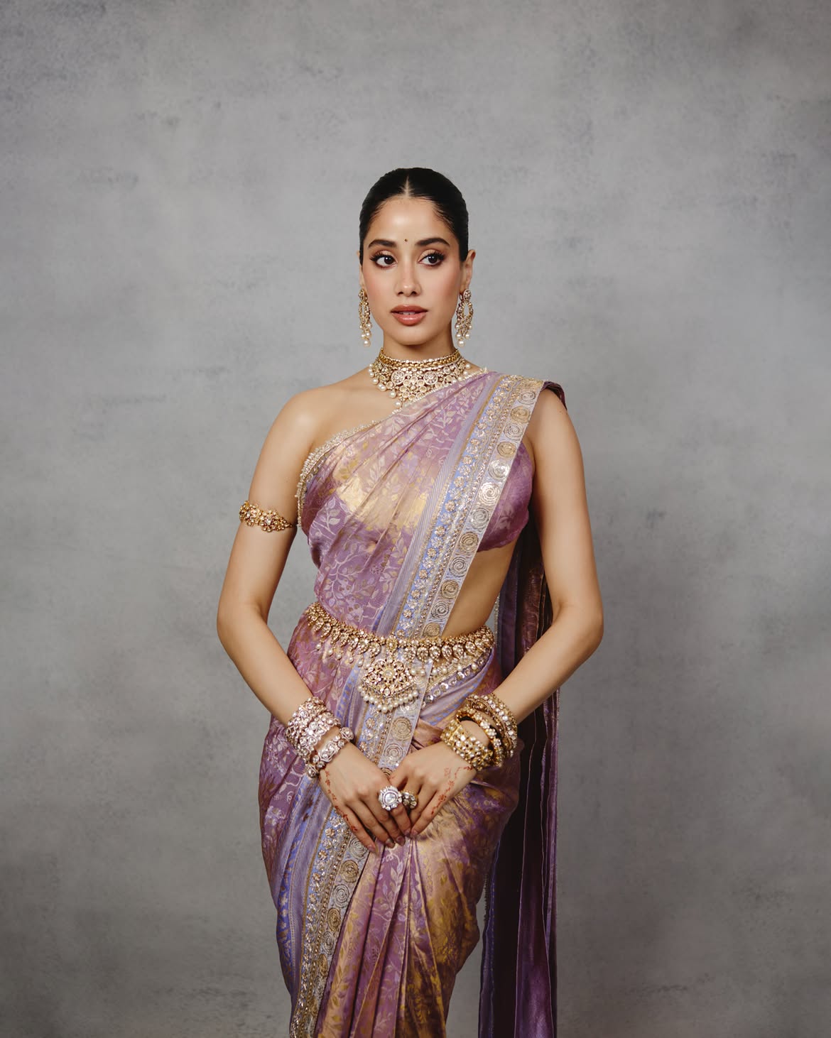 శిఖర్ పహారియా గేమింగ్, కన్సల్టెన్సీ వ్యాపారాలు నిర్వహిస్తున్నాడు.