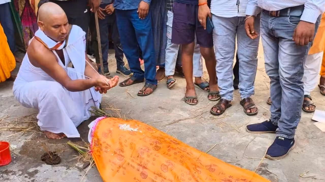 Living Woman Funeral Jharkhand | బతికుండగానే కూతురికి దహన సంస్కారాలు.. కులాంతర వివాహం చేసుకుందని కన్నవాళ్ల దారుణం