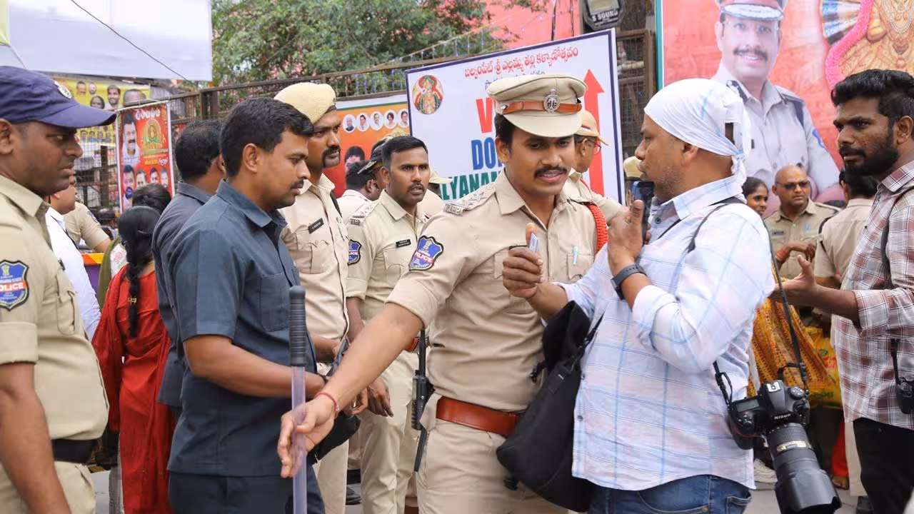 Balkampet Yellamma | అక్రిడిటేషన్ కార్డుకు విలువ లేదు.. జర్నలిస్టుకు అవమానం.. వీడియో