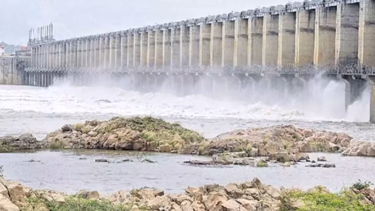 Jurala Project | జూరాల ప్రాజెక్టుకు పెరుగుతున్న వరద.. 10 గేట్లు ఎత్తివేత