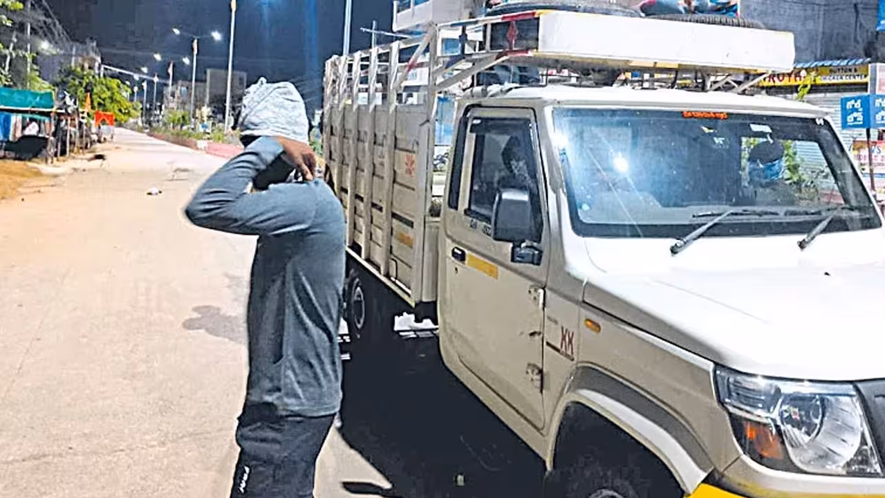 Pig Theft Gang | పందులను ఎత్తుకెళ్తుండగా.. అడ్డుకున్న పోలీసులపై దాడి..