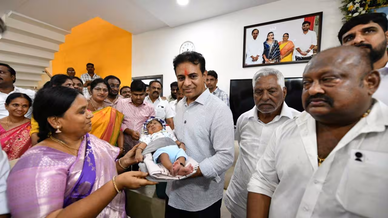 KTR | అమరుడు కానిస్టేబుల్ కిష్టయ్య మనువడికి కేటీఆర్ ప్రత్యేక లాకెట్ బహుకరణ