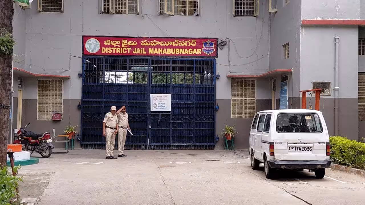 POCSO Accused Escapes | మహబూబ్నగర్ జైలులో ఖైదీ సినిమాటిక్ ఎస్కేప్.. టవల్స్ సాయంతో 18 అడుగుల గోడ దూకేసి!