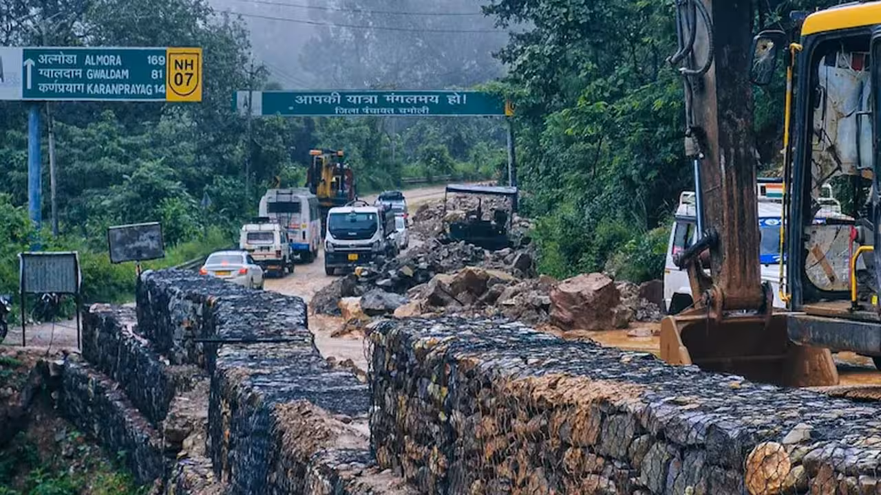 Monsoon Travel India | ట్రిప్ ప్లాన్ చేస్తున్నారా? భారీ వర్షాలు, వరదల వల్ల ప్రయాణాలు రద్దు చేసుకోవాల్సిన టూరిస్ట్ ప్లేసులివే..!