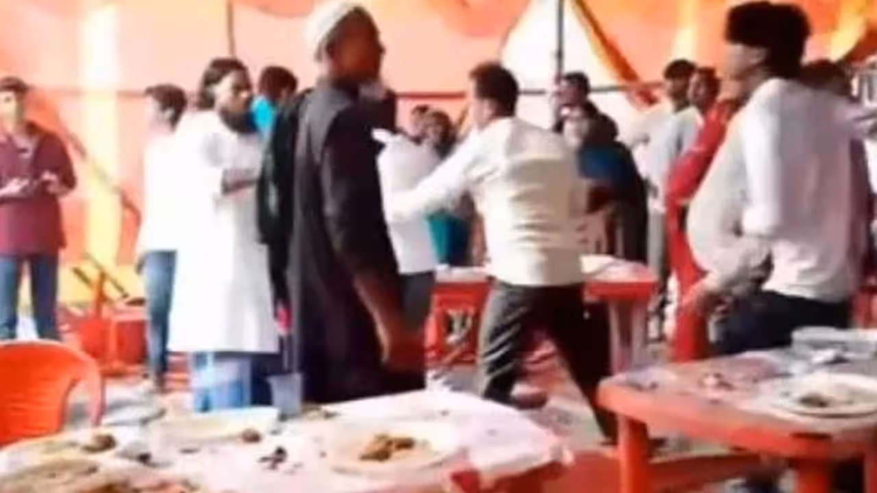 Wedding Fight | విందులో మటన్ కోసం కుర్చీలు, కర్రలు విరిగాయ్..