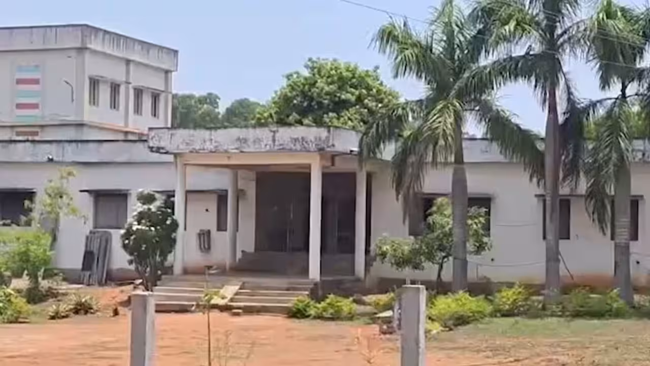 Ghost Hostels | నాలుగేండ్లుగా ఒక్క విద్యార్థీ లేడు.. అయినా ఆ హాస్టళ్లకు రూ.1.62 కోట్ల నిధులు